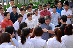 Clip: Nghẹn ngào giây phút chia tay GS Nguyễn Anh Trí