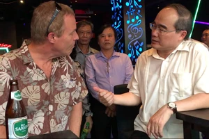 Bí thư Nhân trò chuyện với du khách bằng tiếng Anh