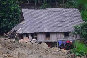 Trăm người tìm 18 nạn nhân bị đất đá vùi lấp