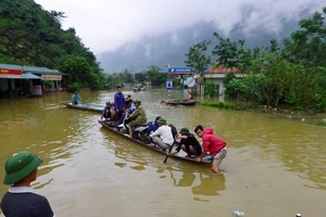 Dùng thuyền, bè đưa người và xe qua đoạn ngập 2 mét 