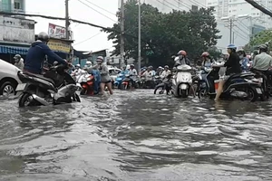 Clip: Người Sài Gòn lội nước đi làm vì đường hóa sông