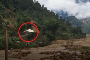 Khoảnh khắc núi sạt lở vùi lấp 5 người trong 1 gia đình