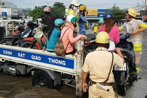 CSGT dùng xe đặc chủng giúp dân qua khỏi điểm ngập 
