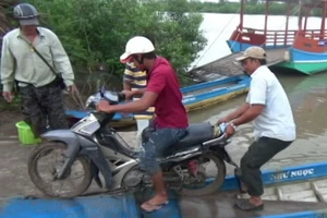 Dân khốn đốn vì bến phà đột nhiên ngưng hoạt động