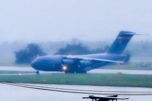 Clip: 'Ngựa thồ C17' của Mỹ đáp xuống sân bay Đà Nẵng