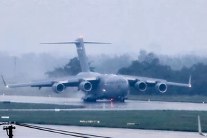 'Ngựa thồ' C-17 của Mỹ tiếp tục đáp xuống Đà Nẵng
