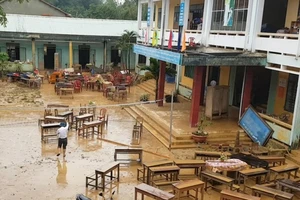3 trường học ngập bùn vùng rốn lũ Quế Ninh 