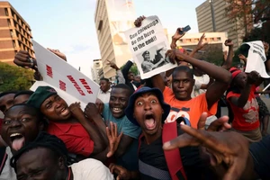 Người Zimbabwe vỡ òa sau khi Tổng thống Mugabe từ chức