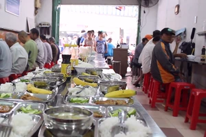 Video: Cơm từ thiện vừa sạch vừa an toàn