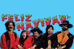 5 người cùng đánh 1 cây guitar, hát Feliz Navidad