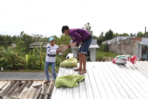 Người dân Cà Mau chằng chéo nhà cửa trước giờ bão đổ bộ