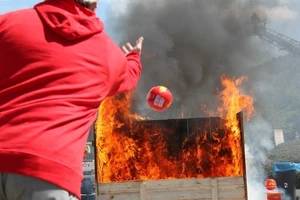 Quả bóng dập tắt đám cháy trong 3 giây