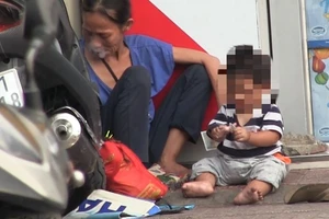 Clip: Ẵm con ăn xin, chơi ma túy ở khu phố Tây