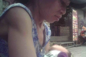 Ẵm con ăn xin, chơi ma túy ở khu phố Tây