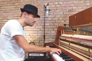 'Dậy sóng' với bản cover 'Despacito' bằng đàn piano