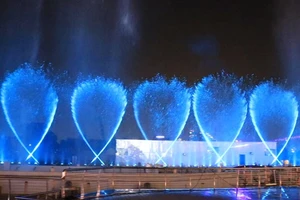 Lạ mắt với sân khấu nhạc nước trên sà lan hơn 4.000 m2