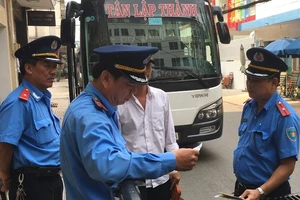 Ra quân xử phạt xe dừng, đỗ đón trả khách sai quy định