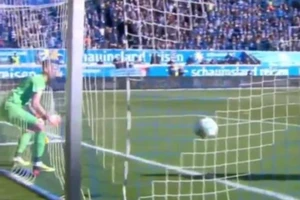 Thủ môn để thủng lưới vì mải uống nước