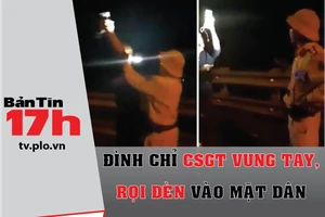 Bản tin 17h: Đình chỉ công tác CSGT rọi đèn vào mặt dân