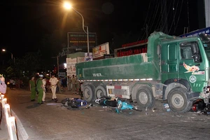 Nhân chứng kể lại cảnh xe ben cuốn nhiều xe máy vào gầm