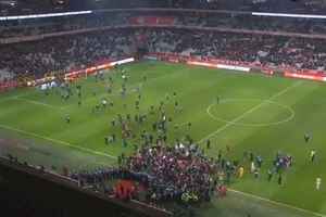 CĐV tràn xuống đánh cầu thủ vì thành tích tệ hại