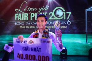 Giây phút Văn Toàn đoạt giải Fair Play 2017