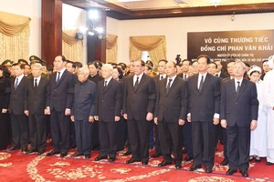 Nhiều đoàn lãnh đạo đến viếng nguyên TT Phan Văn Khải