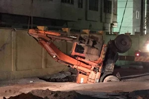 Vừa bước ra cửa, cả người và xe rơi xuống 'hố tử thần'