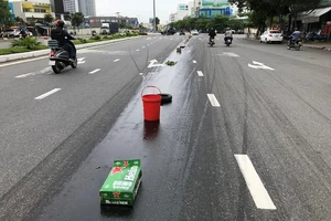 Hiện trường vệt nhớt làm nhiều người té ngã