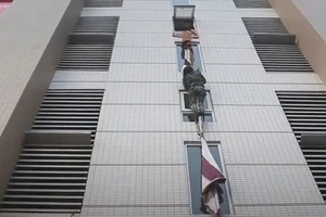 Bộ đội hướng dẫn người dân thoát cháy bằng chăn màn