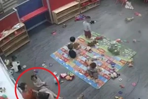 Clip: Cô giáo mầm non bạo hành trẻ ở Nghệ An