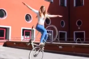 Cô gái xinh đẹp 'làm xiếc' với xe đạp