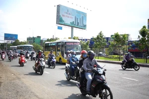 Dòng người, xe ùn ùn kéo về TP.HCM từ cửa ngõ Tây Nam