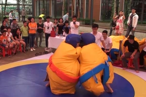 Sumo nhí tranh tài đấu vật quyết liệt 