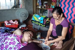 Chuyện lạ có thật: Cô gái xếp hạc, xỏ kim bằng... lưỡi