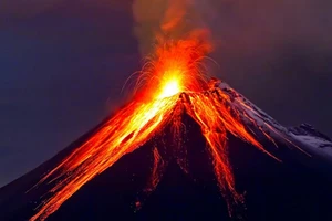 Clip: Núi lửa ở Hawaii phun trào, sơ tán khẩn 1.700 cư dân