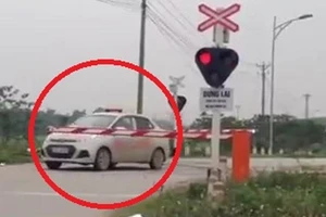 Vô tư vượt rào qua đường ray khi đã có đèn cảnh báo 