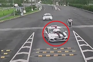 Lái xe taxi tông thẳng nhân viên bảo vệ sân bay Nội Bài