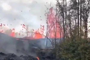 Dung nham tràn ra đường, phun cao 70 m ở Hawaii
