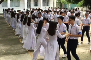 Thú vị clip học sinh nhảy Chachacha khi tập thể dục 