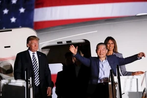 Clip: Ông Trump đón 3 công dân Mỹ trở về từ Triều Tiên