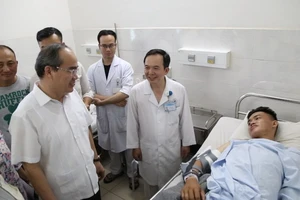 Bí thư Nhân thăm hỏi, động viên các 'hiệp sĩ' bị thương