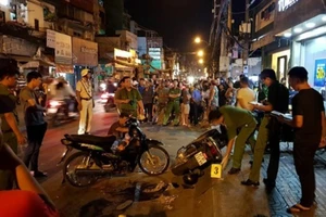 Clip: 'Hiệp sĩ' bị đâm được người dân đưa đi cấp cứu