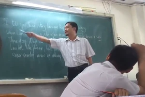 Thầy giáo dạy hát 'Chuyện tình Lan và Điệp' bằng... tiếng Anh