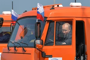 Ông Putin lái xe tải khánh thành cầu dài nhất châu Âu