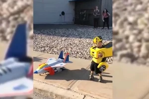 3 em nhỏ hóa thân thành các nhân vật trong phim Transformers 