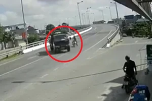 Xe tải rẽ gấp xe máy bó tay chịu trận