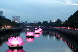 Kênh Nhiêu Lộc-Thị Nghè đẹp lung linh trong mùa Phật đản