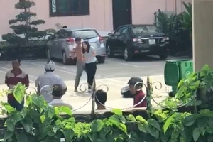 Clip: Kẻ ngáo đá cầm dao kéo khống chế người ở Huế