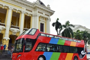 Tuyến buýt mui trần đầu tiên ở Hà Nội chính thức lăn bánh